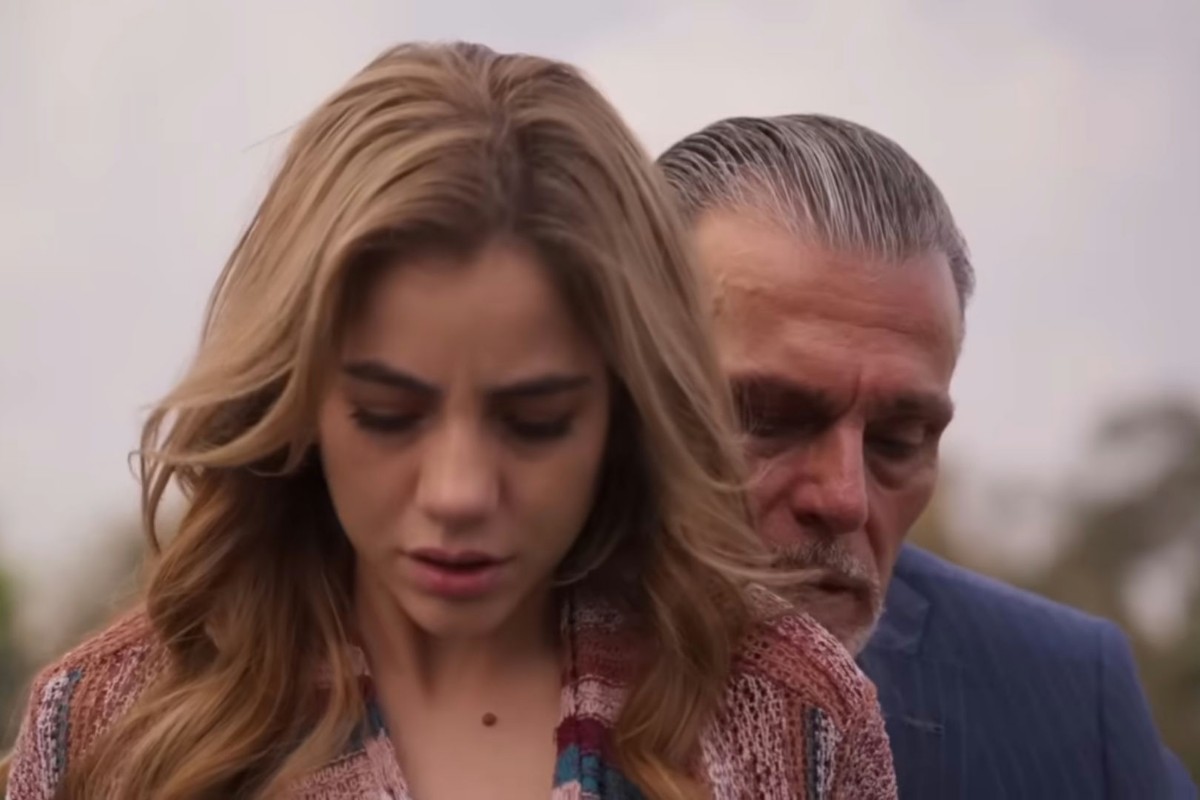 Imagem de Mar chorando sobre a ponte em cena dramática de As Filhas da Senhora Garcia