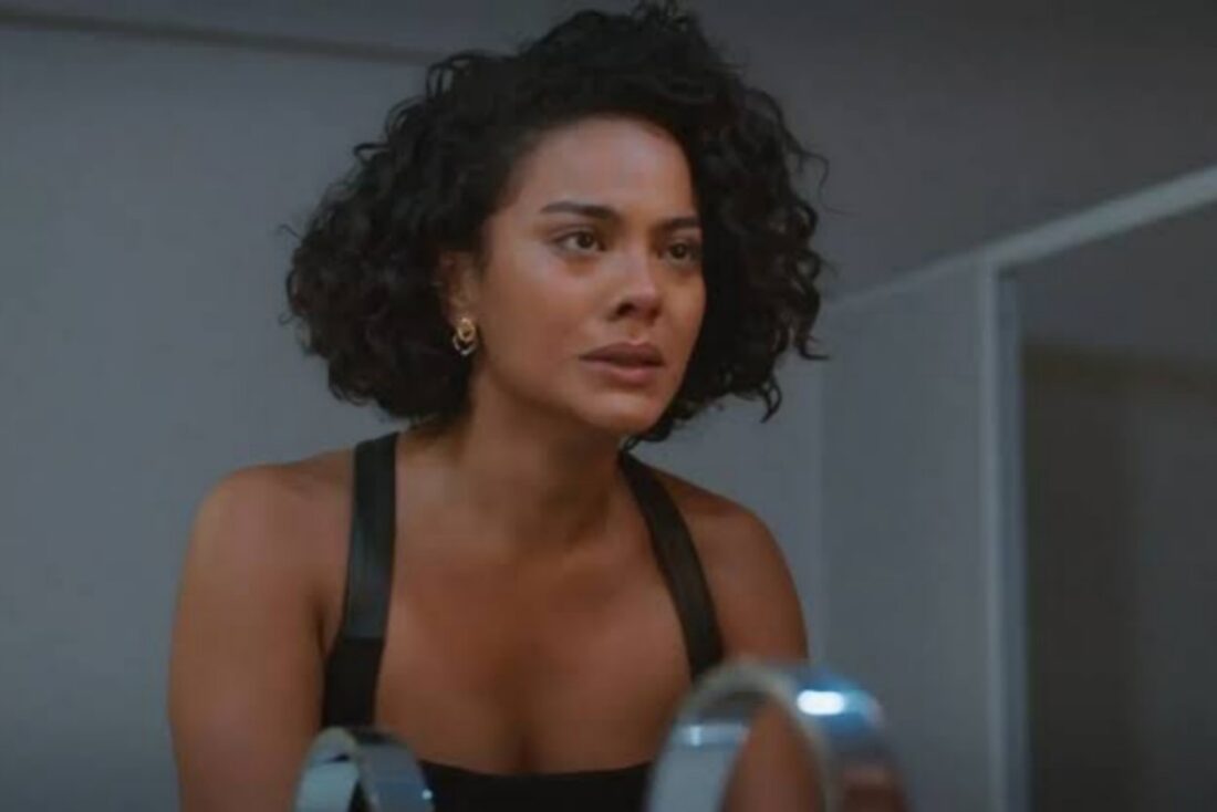 Maria de Fátima é confrontada por Celina e obrigada a deixar a mansão sem joias ou roupas de luxo em Vale Tudo.