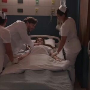 Médicos em cirurgia de emergência para salvar Mar e seu bebê.