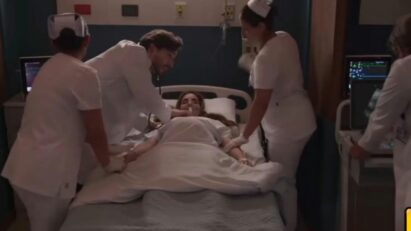 Médicos em cirurgia de emergência para salvar Mar e seu bebê.