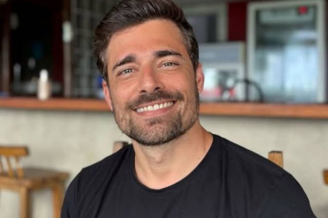 Miguel Coelho grava cena misteriosa nos Estúdios Globo para Vale Tudo