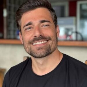 Miguel Coelho grava cena misteriosa nos Estúdios Globo para Vale Tudo