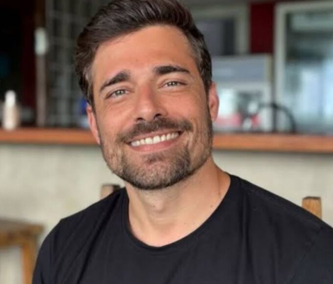 Miguel Coelho grava cena misteriosa nos Estúdios Globo para Vale Tudo