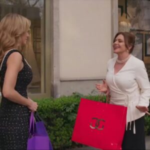 Ofélia e Mar durante compras luxuosas em As Filhas da Senhora Garcia.