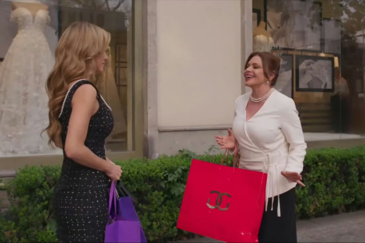 Ofélia e Mar durante compras luxuosas em As Filhas da Senhora Garcia.