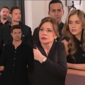 Ofélia protegendo Mar em momento de confronto na mansão Garcia