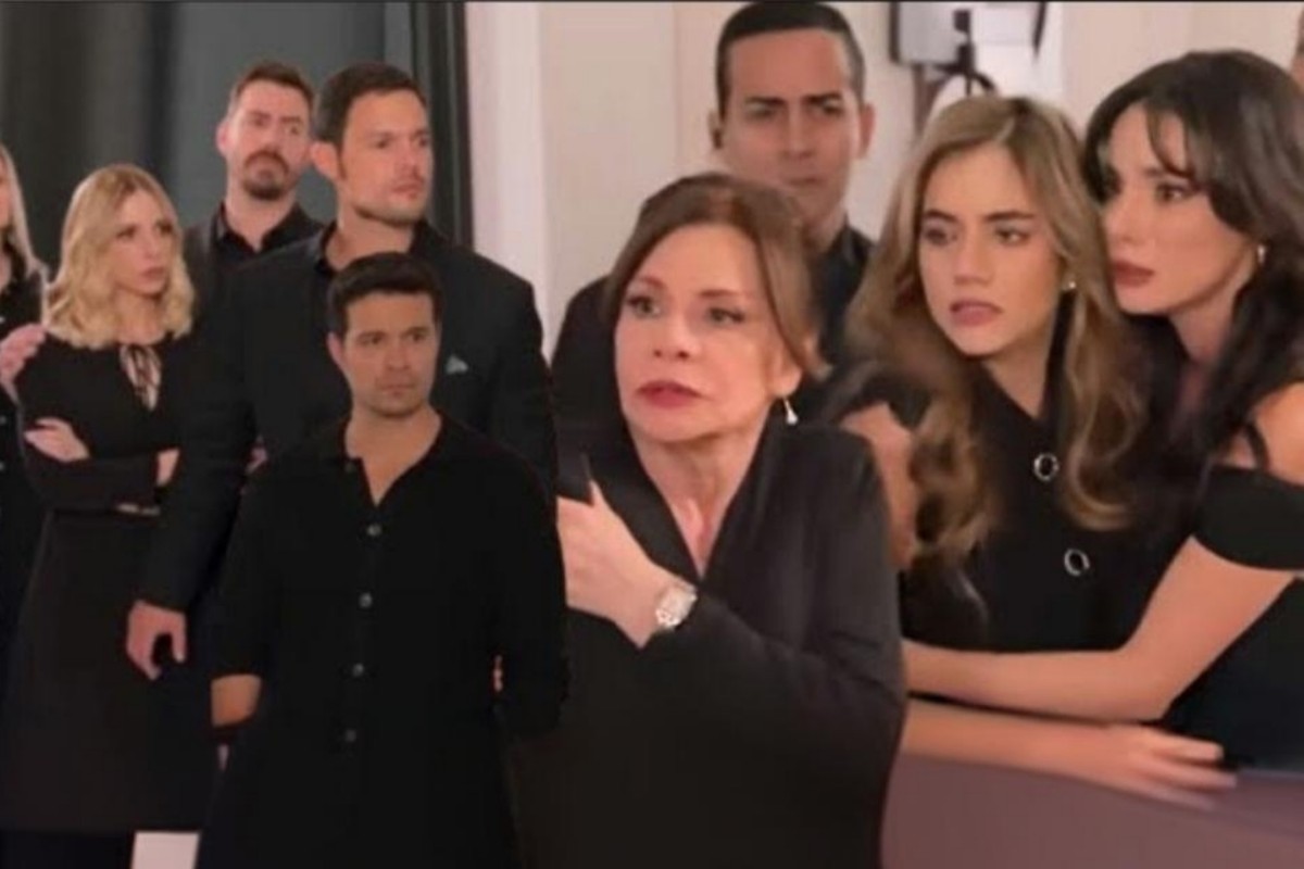 Ofélia protegendo Mar em momento de confronto na mansão Garcia