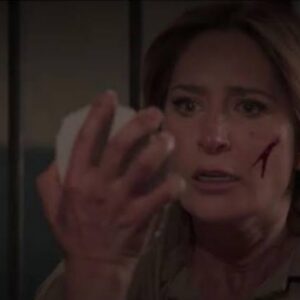 Cena da prisão com Paula desesperada e marcada no rosto