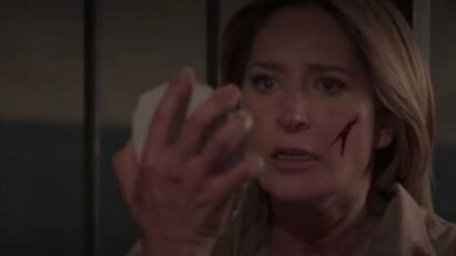 Cena da prisão com Paula desesperada e marcada no rosto