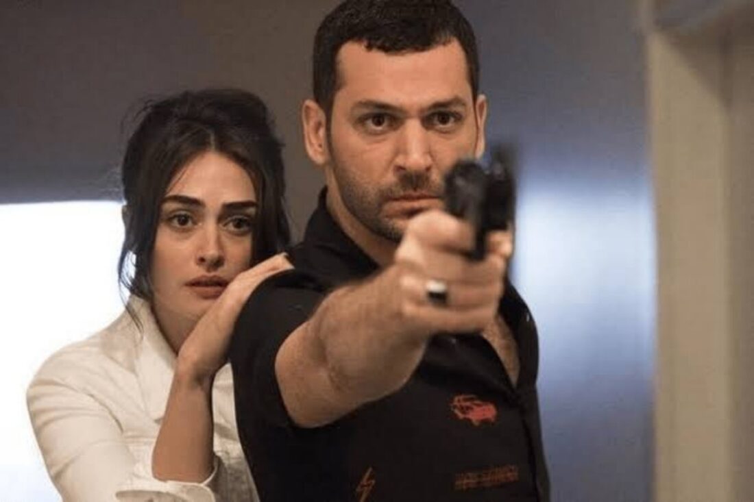 Novela turca Ramo: Entre o Amor e o Poder, com os personagens Ramo e Síbel em destaque.