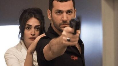 Novela turca Ramo: Entre o Amor e o Poder, com os personagens Ramo e Síbel em destaque.