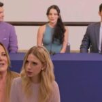 Valéria assinando contrato para ser o rosto da nova coleção em As Filhas da Senhora Garcia