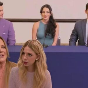 Valéria assinando contrato para ser o rosto da nova coleção em As Filhas da Senhora Garcia