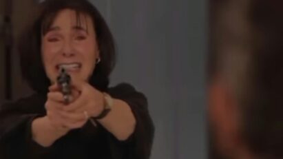 Rosa armada na mansão, prestes a atirar