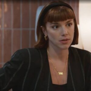 Solange observa Fátima e César — “Solange desconfia da cumplicidade entre Fátima e César durante festa.”