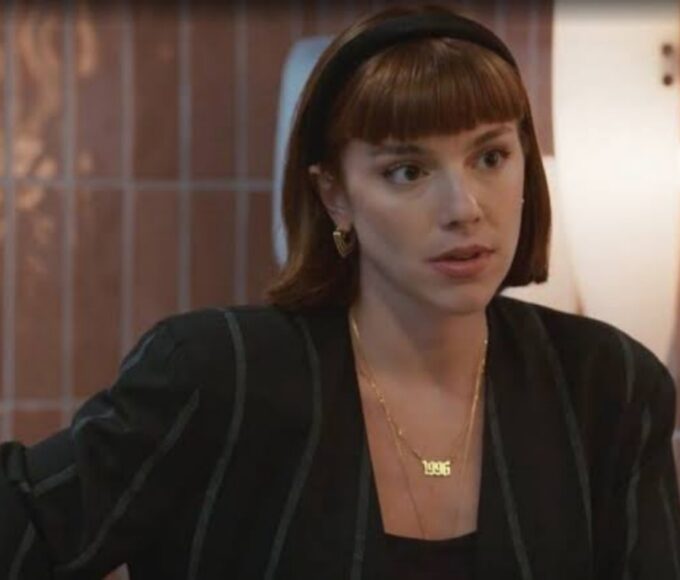 Solange observa Fátima e César — “Solange desconfia da cumplicidade entre Fátima e César durante festa.”