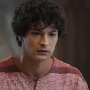 Tiago sendo socorrido após ser espancado nas ruas.