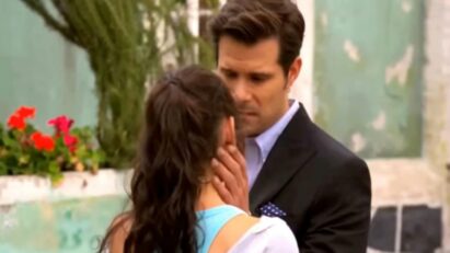 Artur carregando Valéria após salvá-la do incêndio em As Filhas da Senhora Garcia