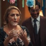 Zulma caída sobre o bolo em cena hilária de seu aniversário em Êta Mundo Melhor!