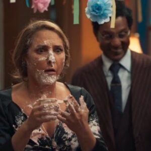 Zulma caída sobre o bolo em cena hilária de seu aniversário em Êta Mundo Melhor!