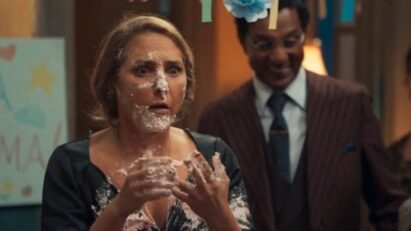 Zulma caída sobre o bolo em cena hilária de seu aniversário em Êta Mundo Melhor!