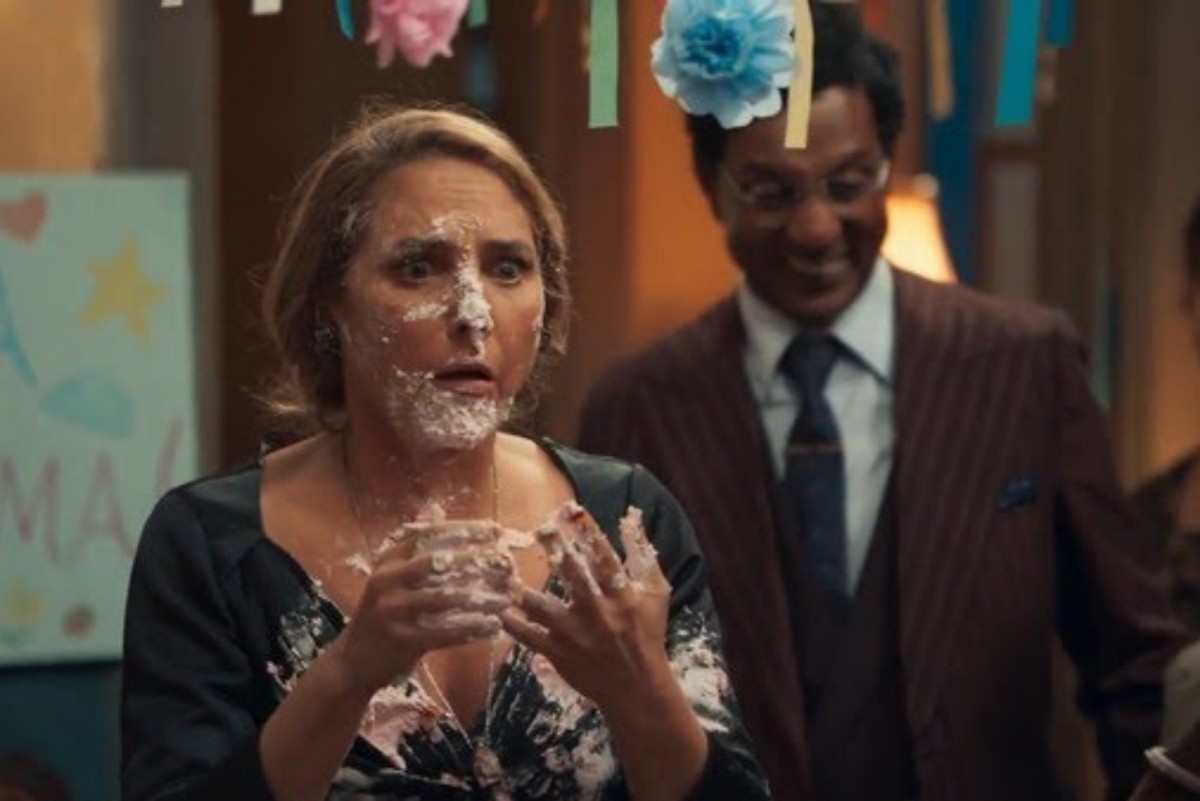 Zulma caída sobre o bolo em cena hilária de seu aniversário em Êta Mundo Melhor!
