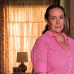 Amparo e Ofélia se abraçam emocionadas no final de As Filhas da Senhora Garcia.