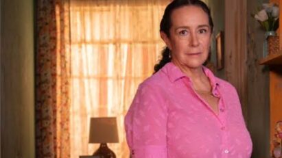 Amparo e Ofélia se abraçam emocionadas no final de As Filhas da Senhora Garcia.