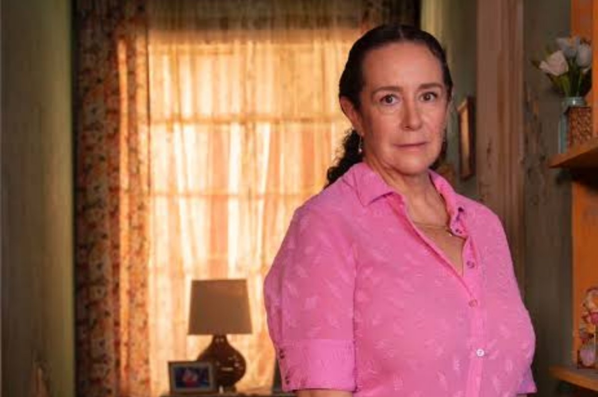 Amparo e Ofélia se abraçam emocionadas no final de As Filhas da Senhora Garcia.