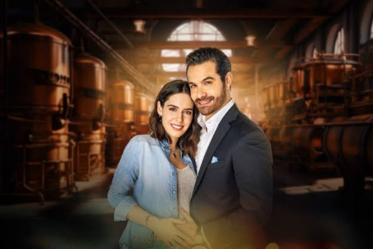 Camila Valero e Brandon Peniche em cena da novela La Historia de Juana, próxima estreia do SBT