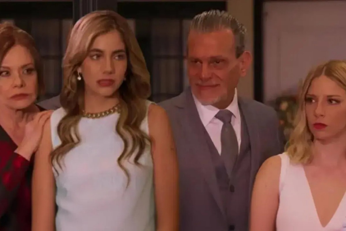 Camila retorna à mansão Portila com olhar determinado