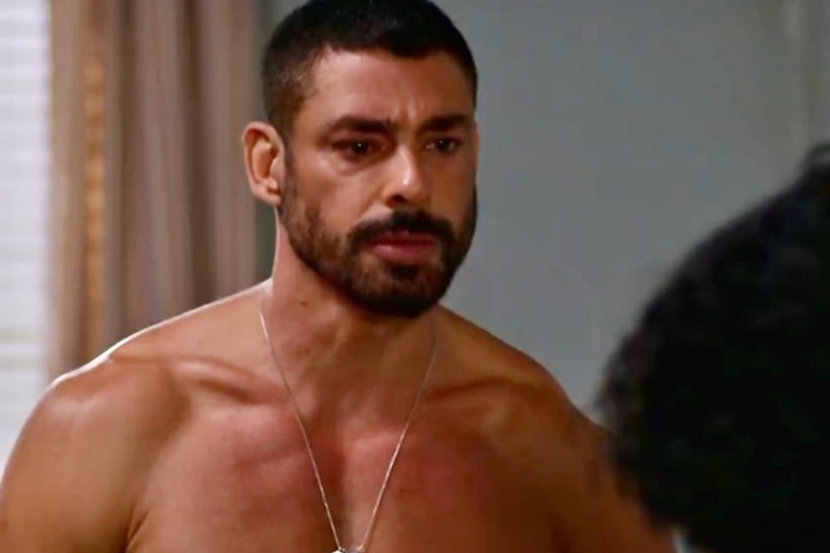 César (Cauã Reymond) vira suspeito da morte de Odete Roitman em Vale Tudo