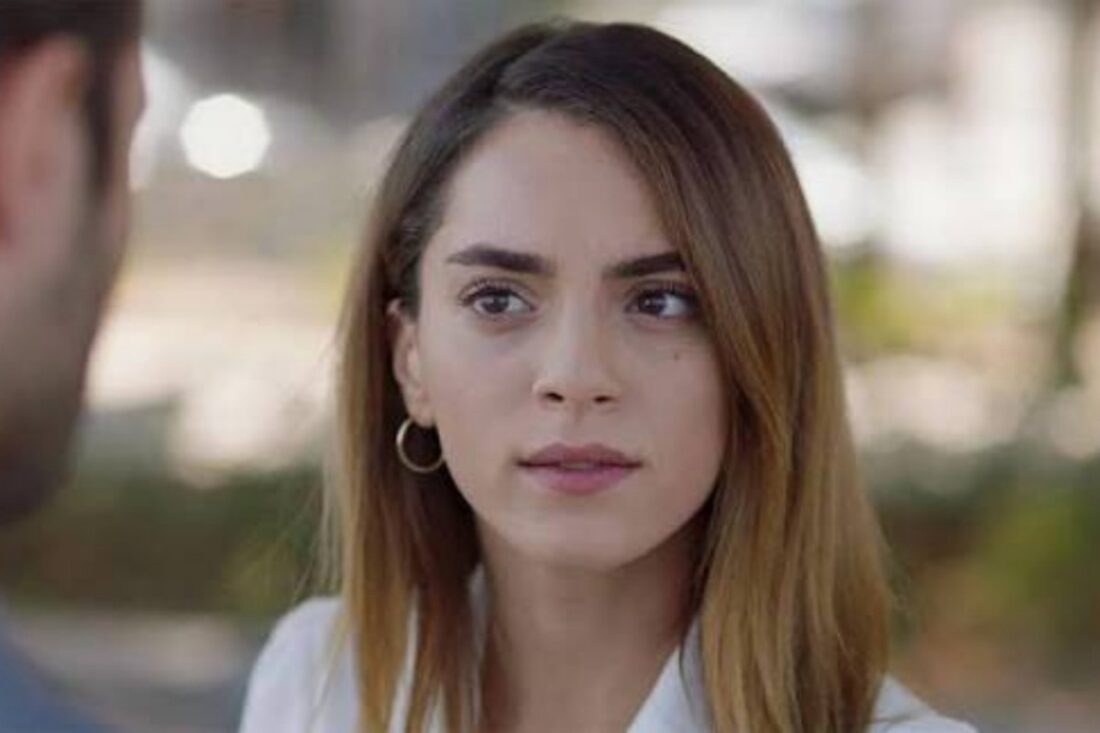 Cemre defendendo Cenk diante da família em Cruel Istambul