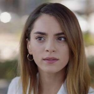 Cemre defendendo Cenk diante da família em Cruel Istambul