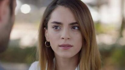 Cemre defendendo Cenk diante da família em Cruel Istambul