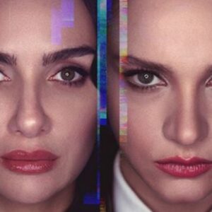 Cena de Asas da Ambição com Aslı em frente às câmeras de TV