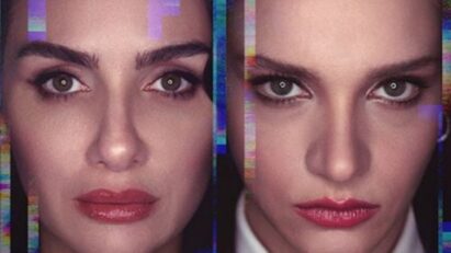 Cena de Asas da Ambição com Aslı em frente às câmeras de TV