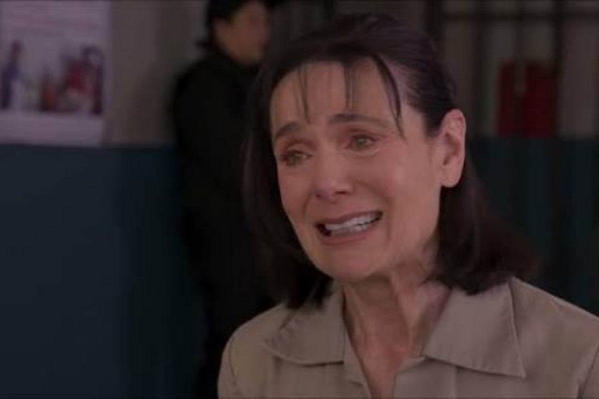 Cena de Rocío chorando diante de Nicolás após a prisão.