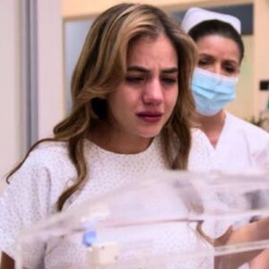 Cena de hospital em As Filhas da Senhora Garcia, onde Mar enfrenta complicações no parto.