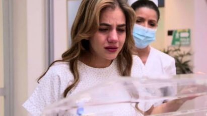 Cena de hospital em As Filhas da Senhora Garcia, onde Mar enfrenta complicações no parto.