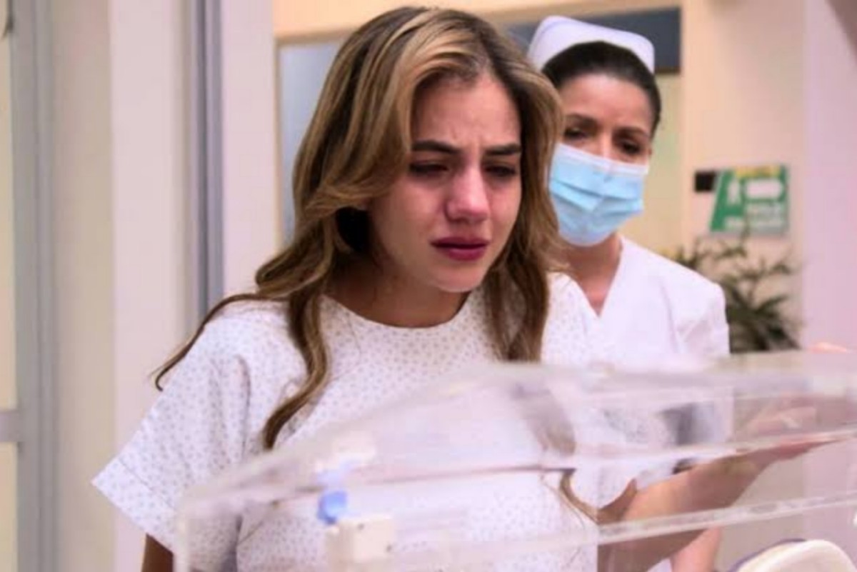 Cena de hospital em As Filhas da Senhora Garcia, onde Mar enfrenta complicações no parto.