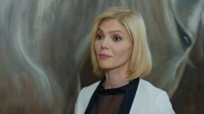 Demet encara Nazli em momento de tensão em Dolunay na Globoplay