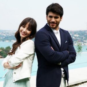 Can Yaman e Özge Gürel em cena romântica de Dolunay