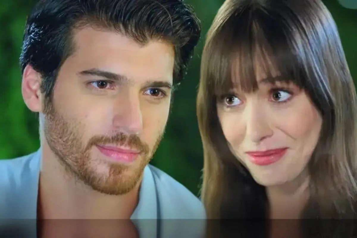 Ferit e Nazli se aproximam em Dolunay na Globoplay.