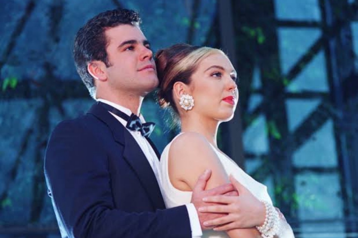 Eduardo Capetillo e Thalía em cena romântica de Marimar.