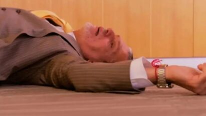 Momento em que Luís desmaia após a crise familiar.