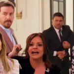 “Ofelia invade a mansão armada com uma faca em cena tensa”