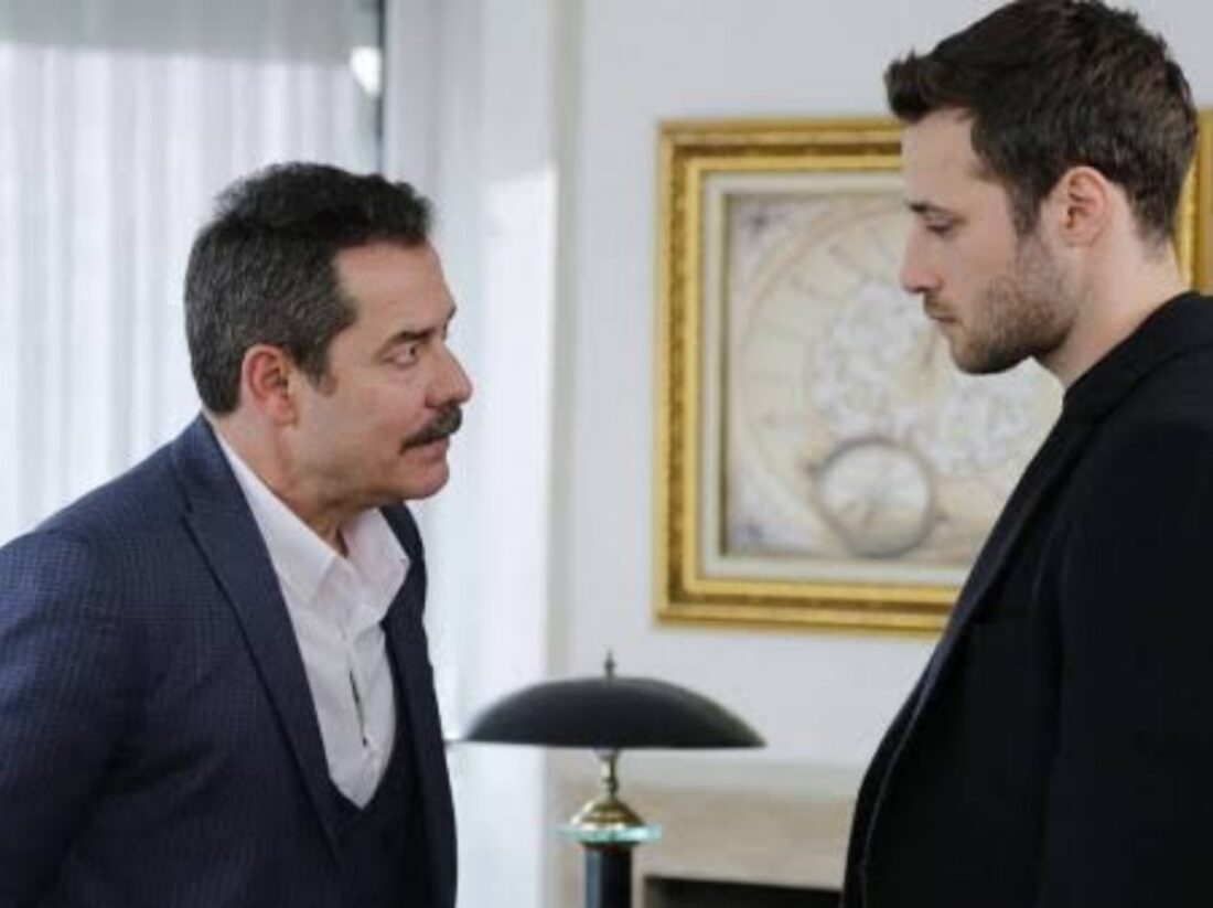 Cenk sendo expulso por Agah na mansão.