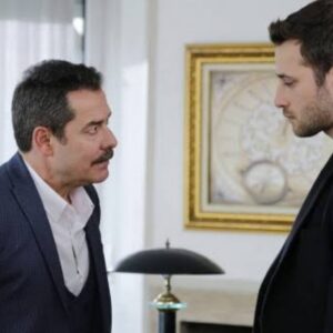 Cenk sendo expulso por Agah na mansão.