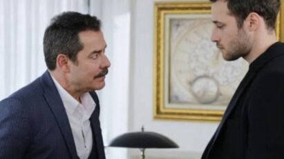 Cenk sendo expulso por Agah na mansão.